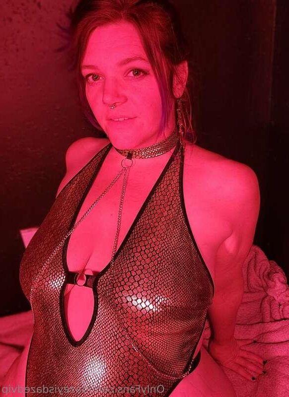 Phat Ass White Slut liebt es, ihren großen blassen Arsch zu zeigen