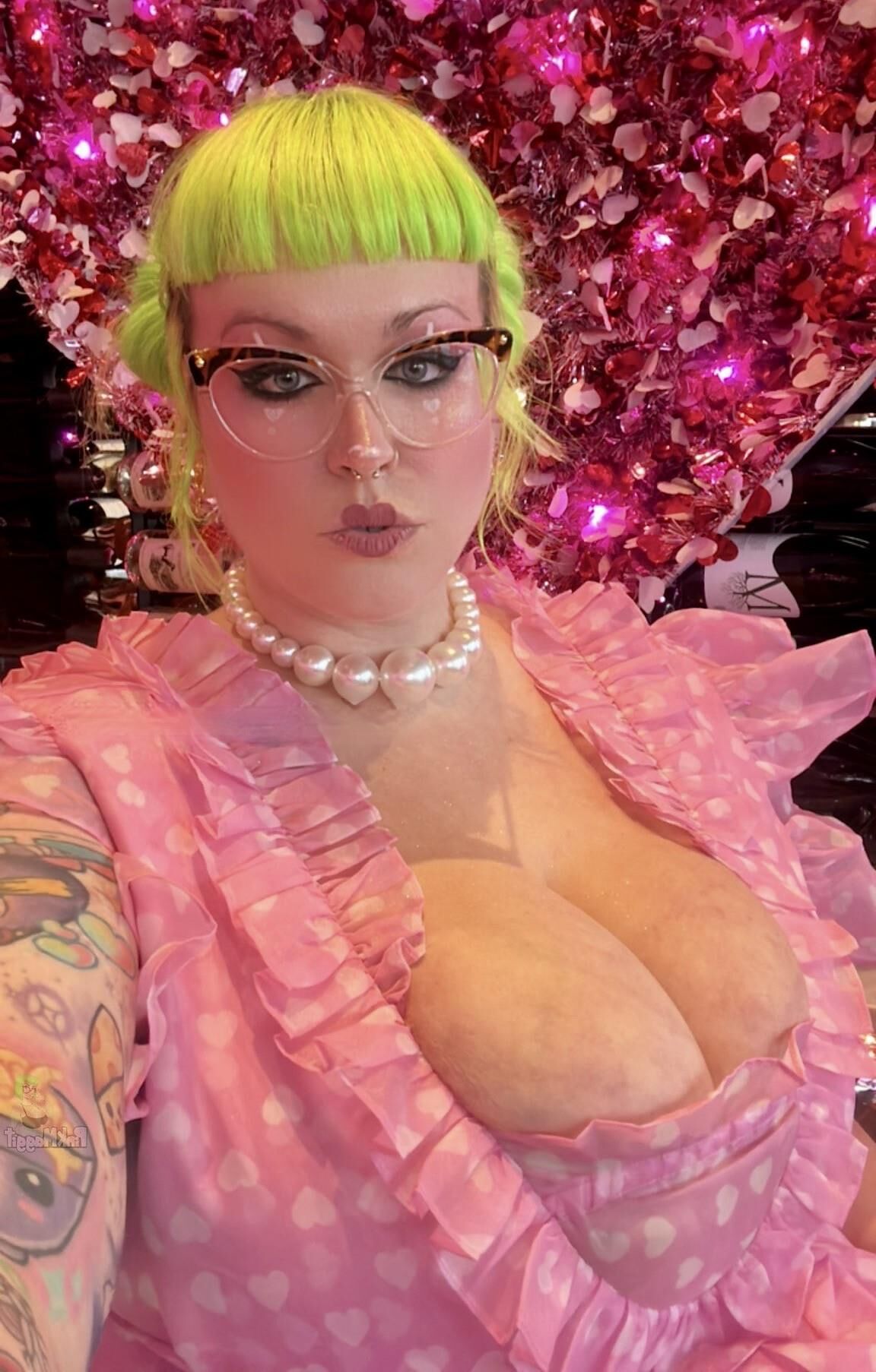 KAT Green Hair Huge Ass Huge Boobs Anal Milf Mixed Hot Shots