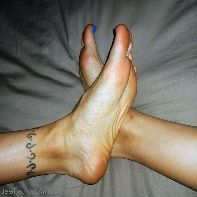 Claritas Big Latina Feet