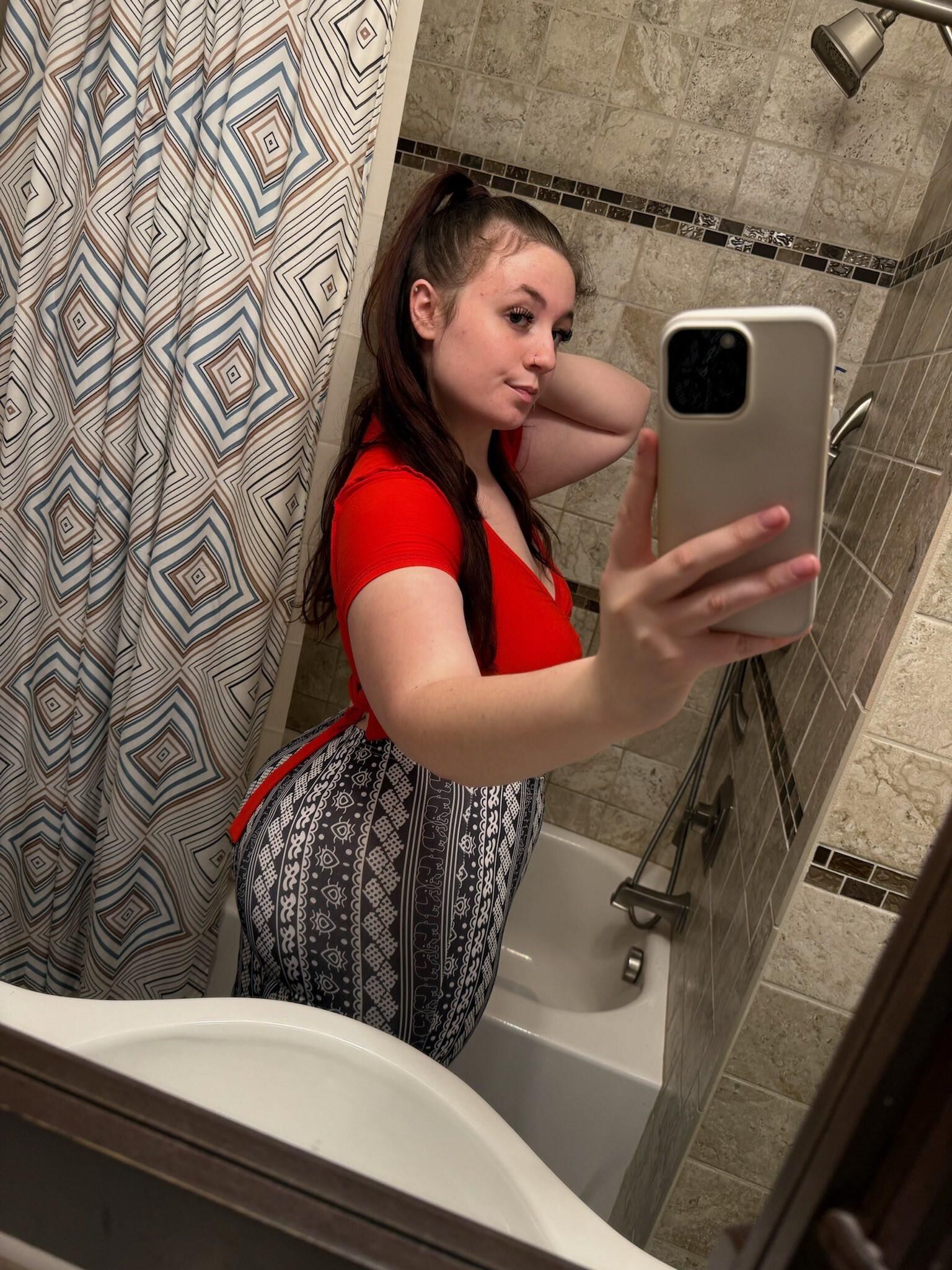 マヤの大きなお尻のおっぱいセクシーなBBWガールとメガネを混ぜたホットショット