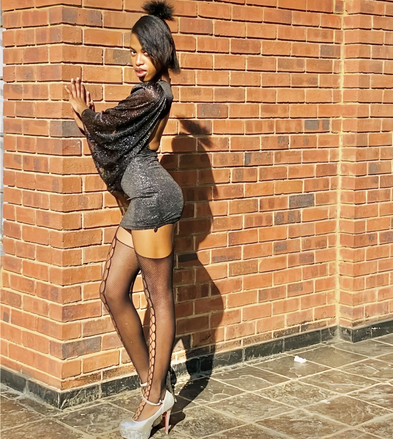 Geile dünne afrikanische schwarze Teen Trans Schlampe 