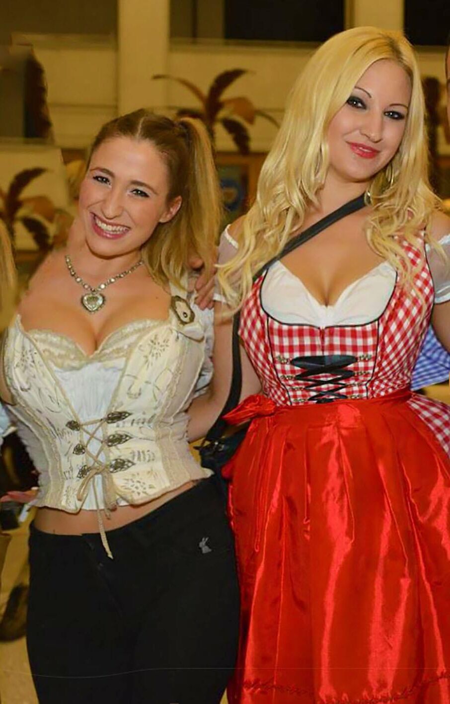 Fesche Madln im Dirndl zum Vierhundertzweit`n