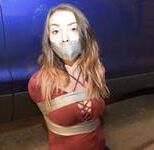 Женщины в одежде в рабстве