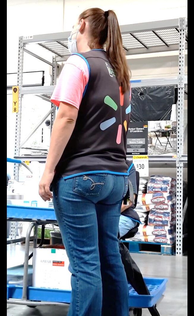 Trietral incrível neste trabalhador do Walmart