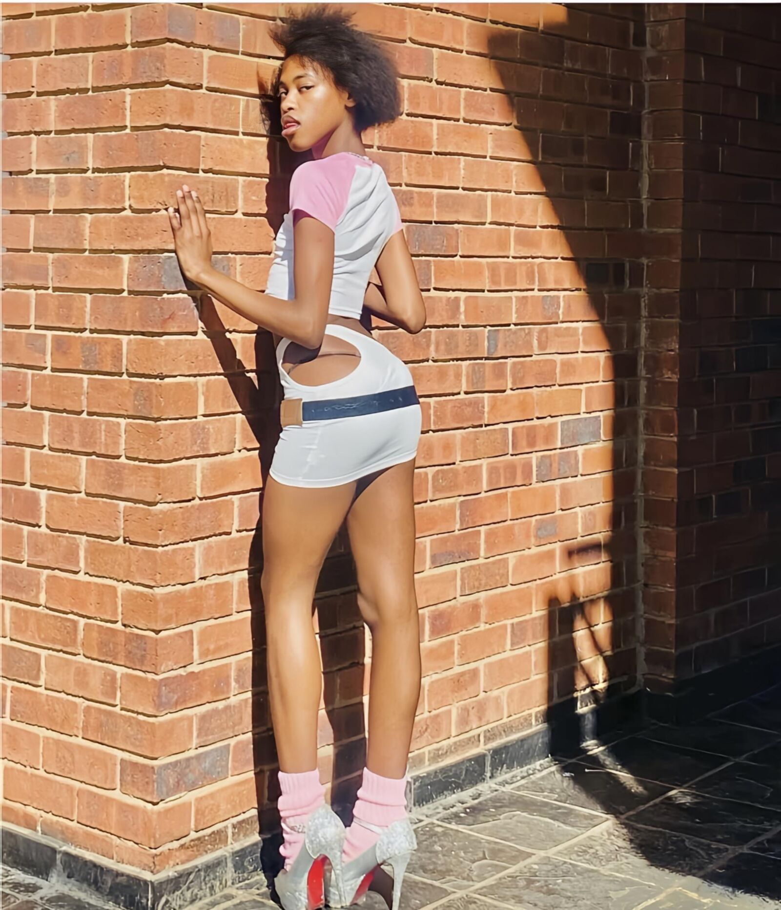 Geile dünne afrikanische schwarze Teen Trans Schlampe 