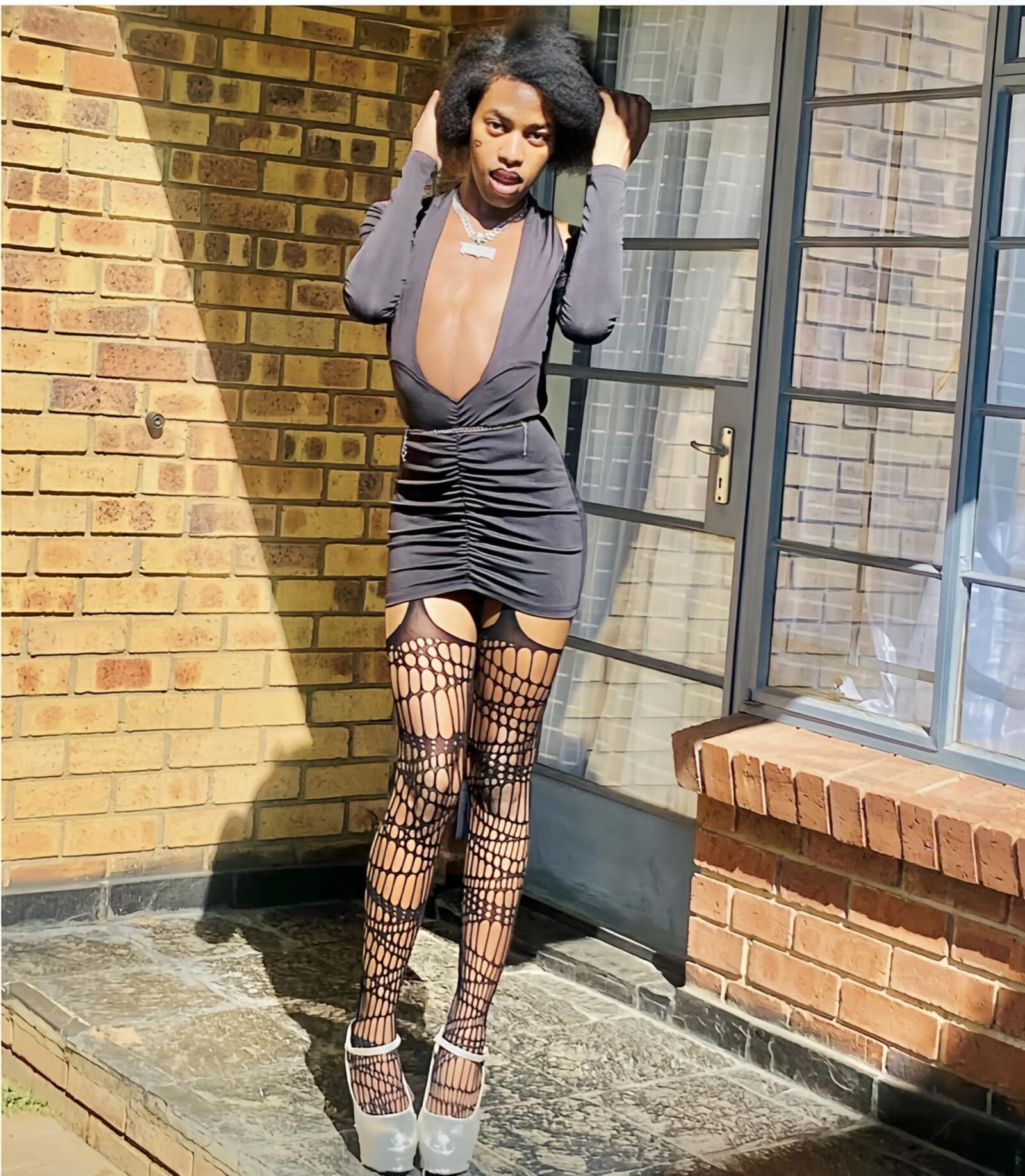 Geile dünne afrikanische schwarze Teen Trans Schlampe 