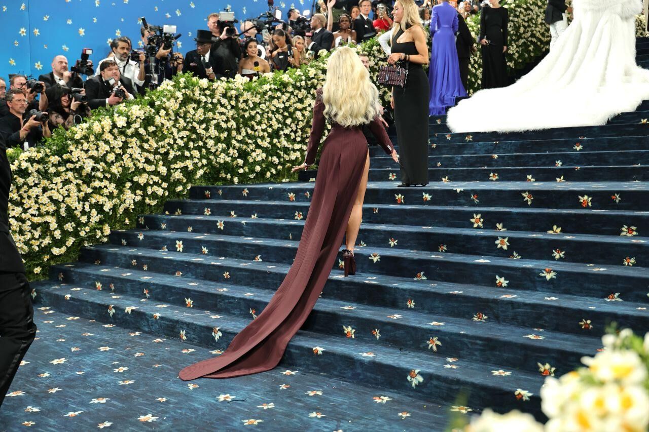 Смелый Gala Sabrina Carpenter Met Met Hala
