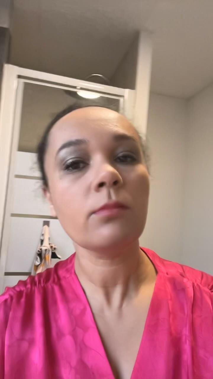 Esposa com grandes mamas grandes compartilham nus
