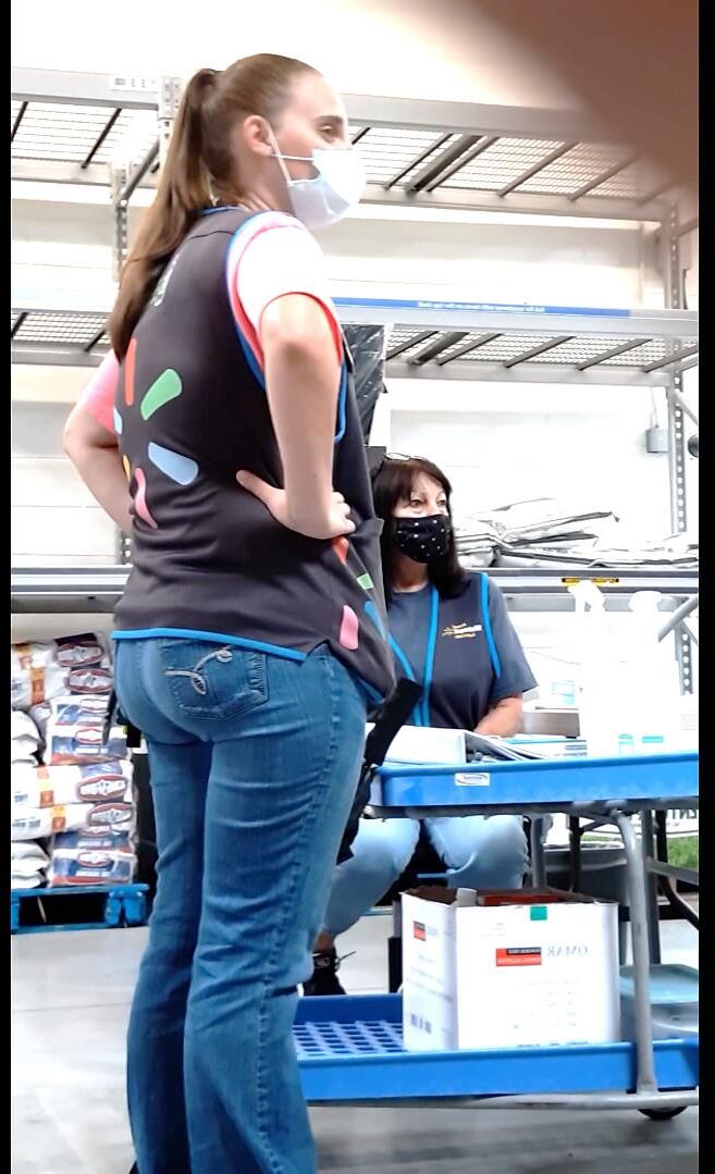 Trietral incrível neste trabalhador do Walmart