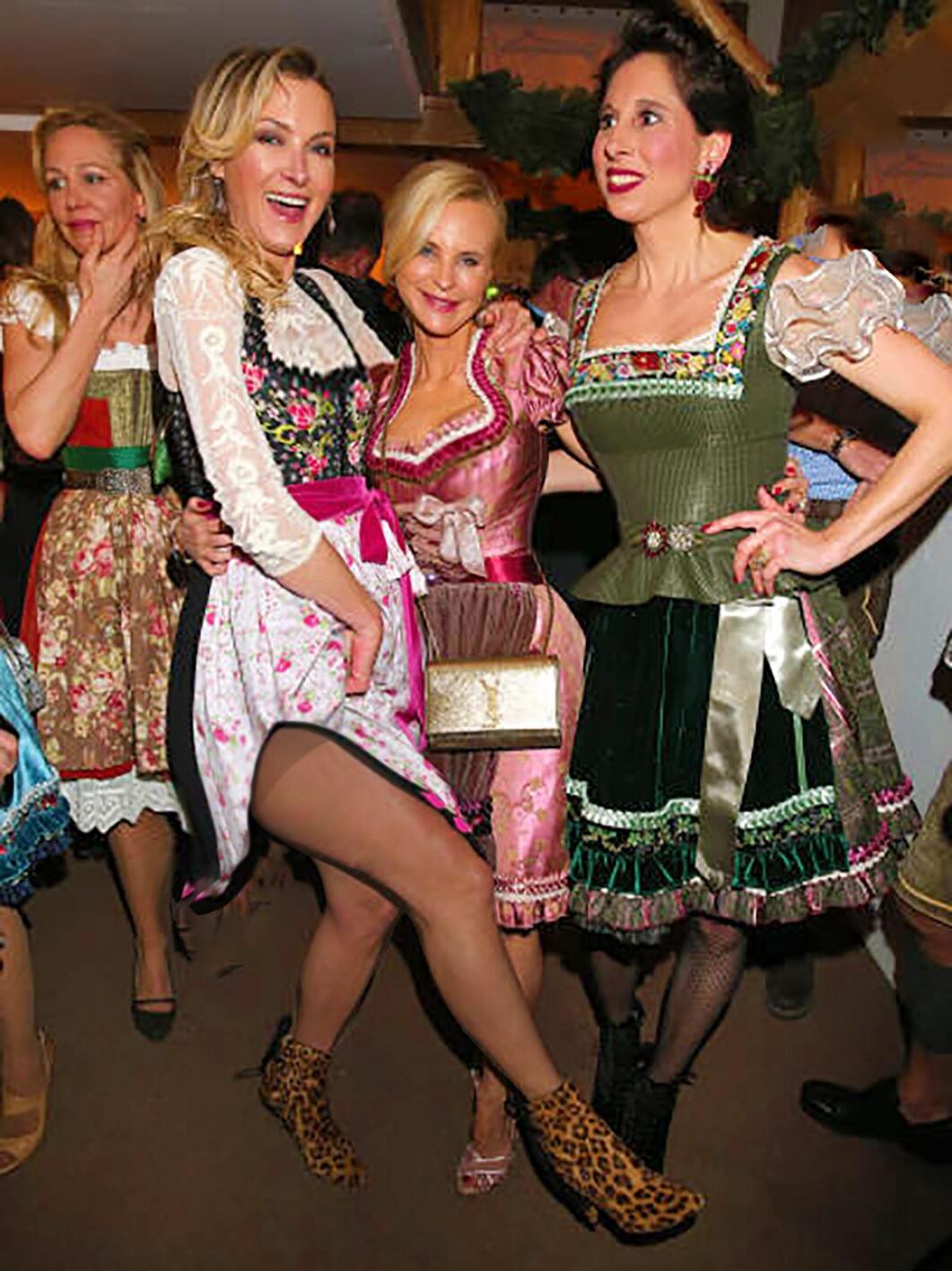 Fesche Madln im Dirndl zum Vierhundertzweit`n