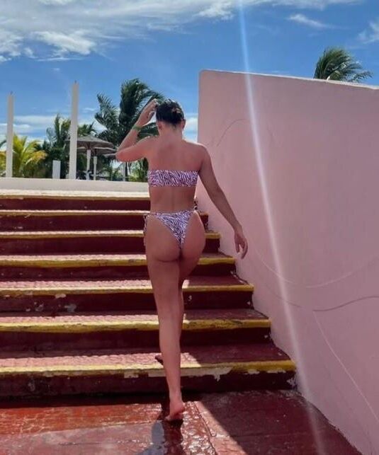 Mitglieder in Bikinis