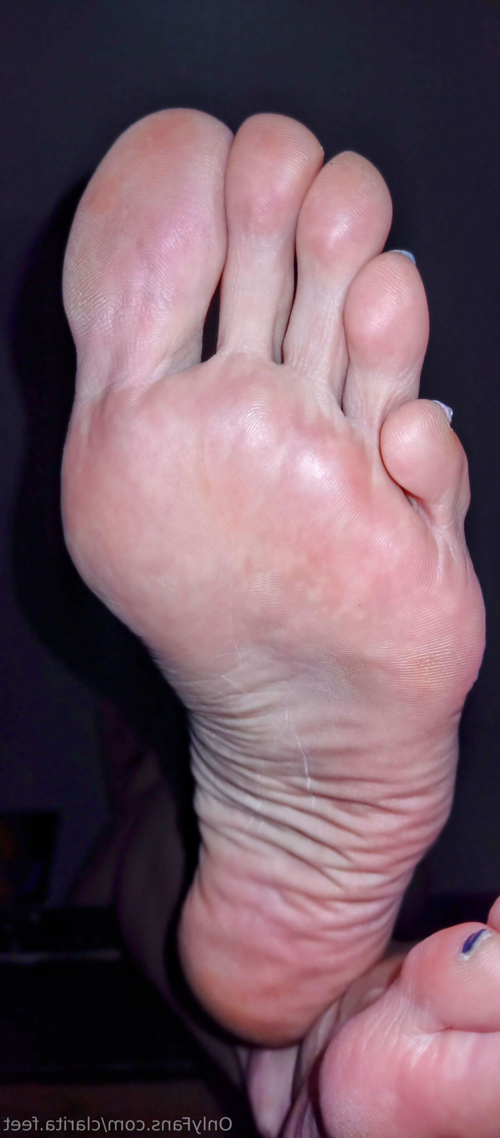 Claritas Big Latina Feet