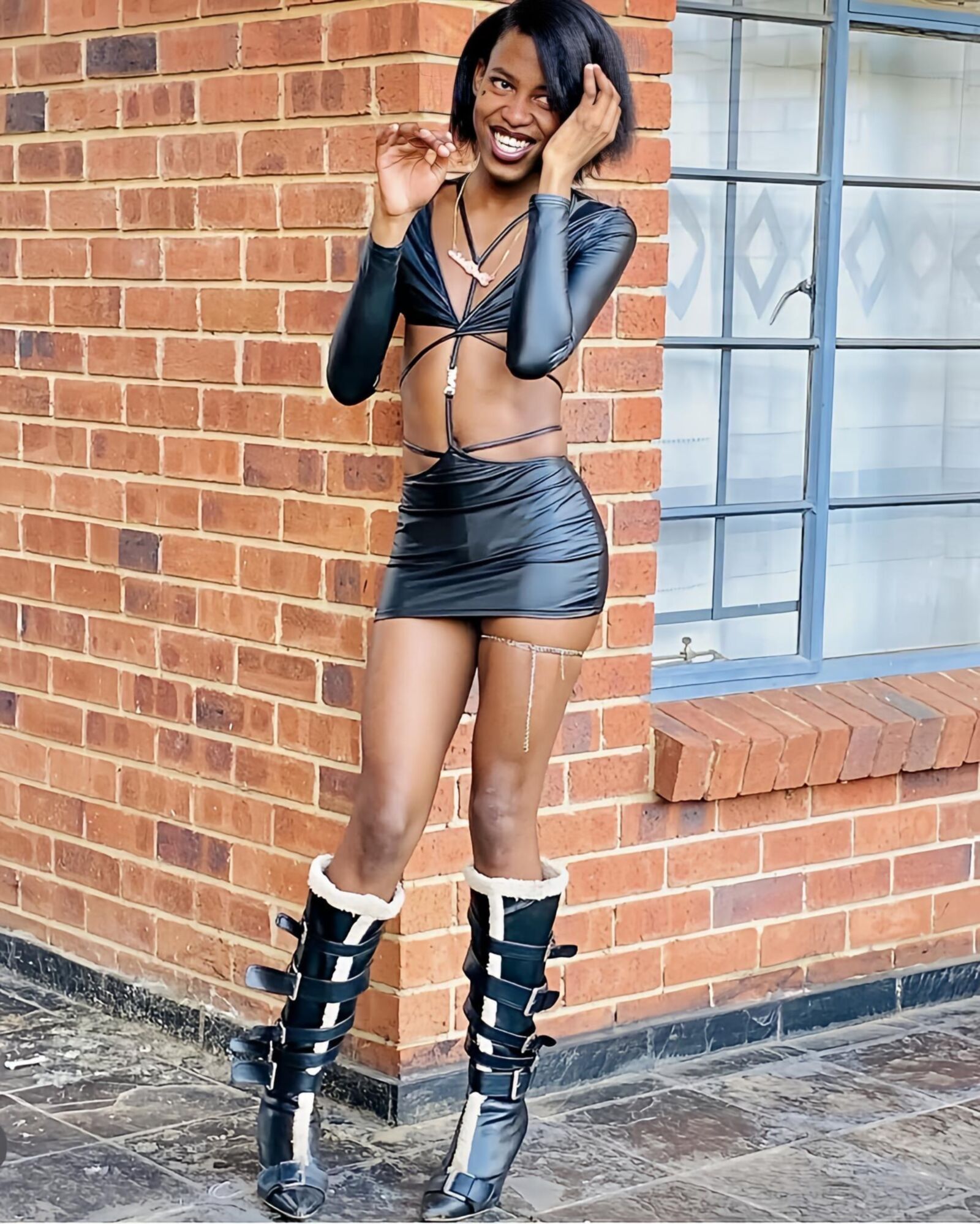 Geile dünne afrikanische schwarze Teen Trans Schlampe 