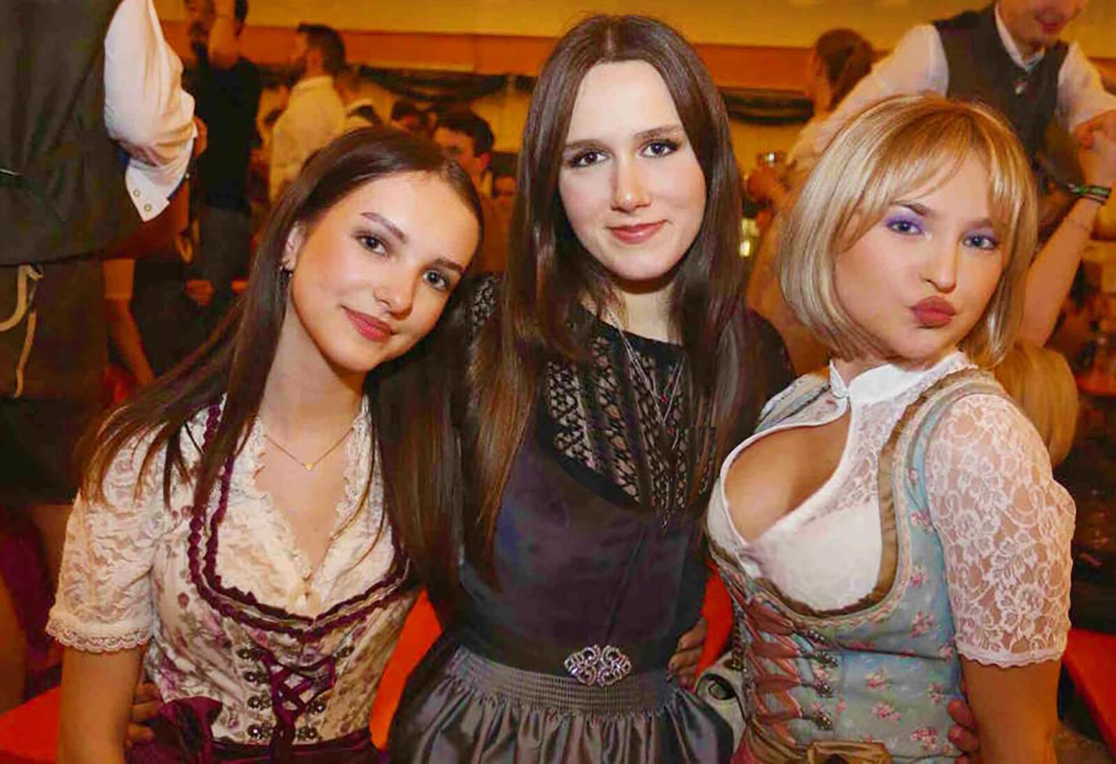 Fesche Madln im Dirndl zum Vierhundertzweit`n