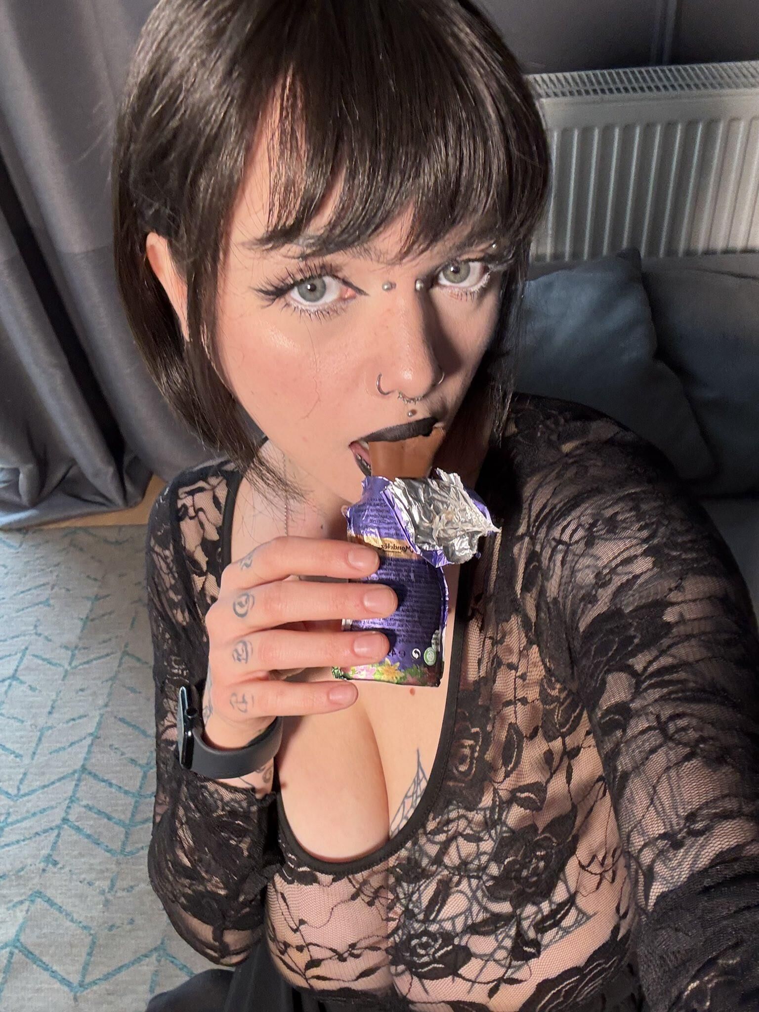 Jules riesige Brüste cuvey Beauty Tätowiertes Mädchen gemischte heiße Aufnahmen