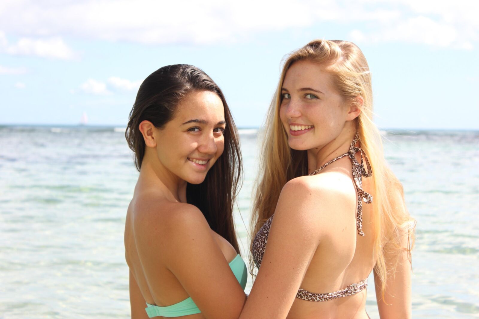 ,, ..., ... ... adolescentes fofos de biquíni de praia