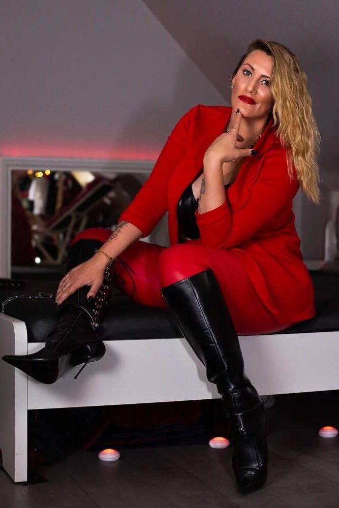 Yvonne Nice Tall Busty Escort