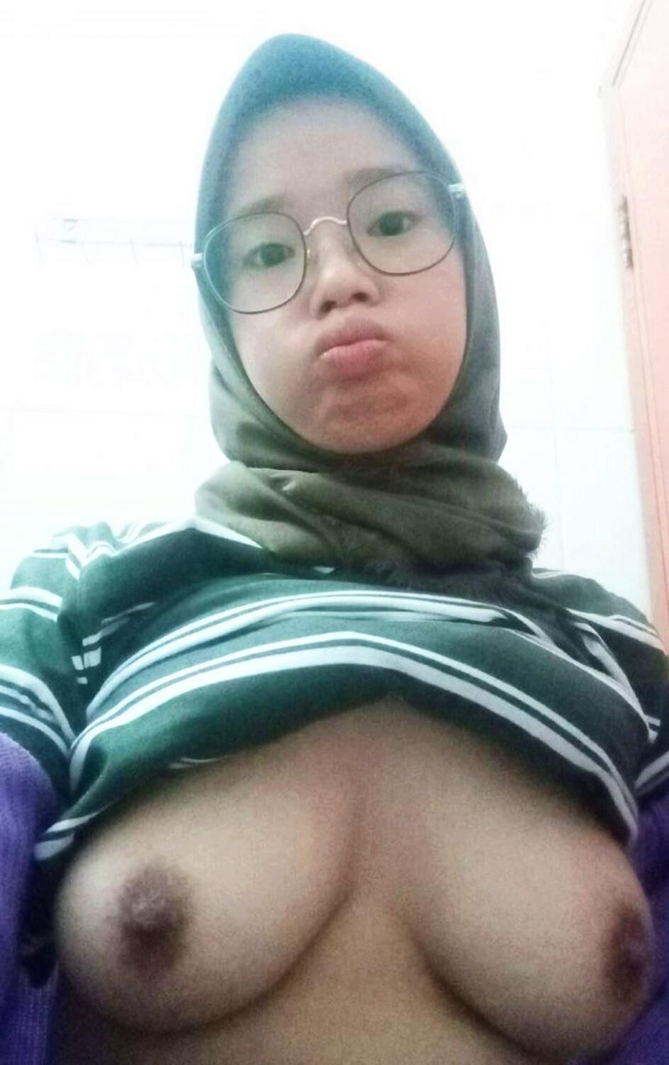 Sexy dicke muslimische Swinger Hotwife entdeckt sich selbst
