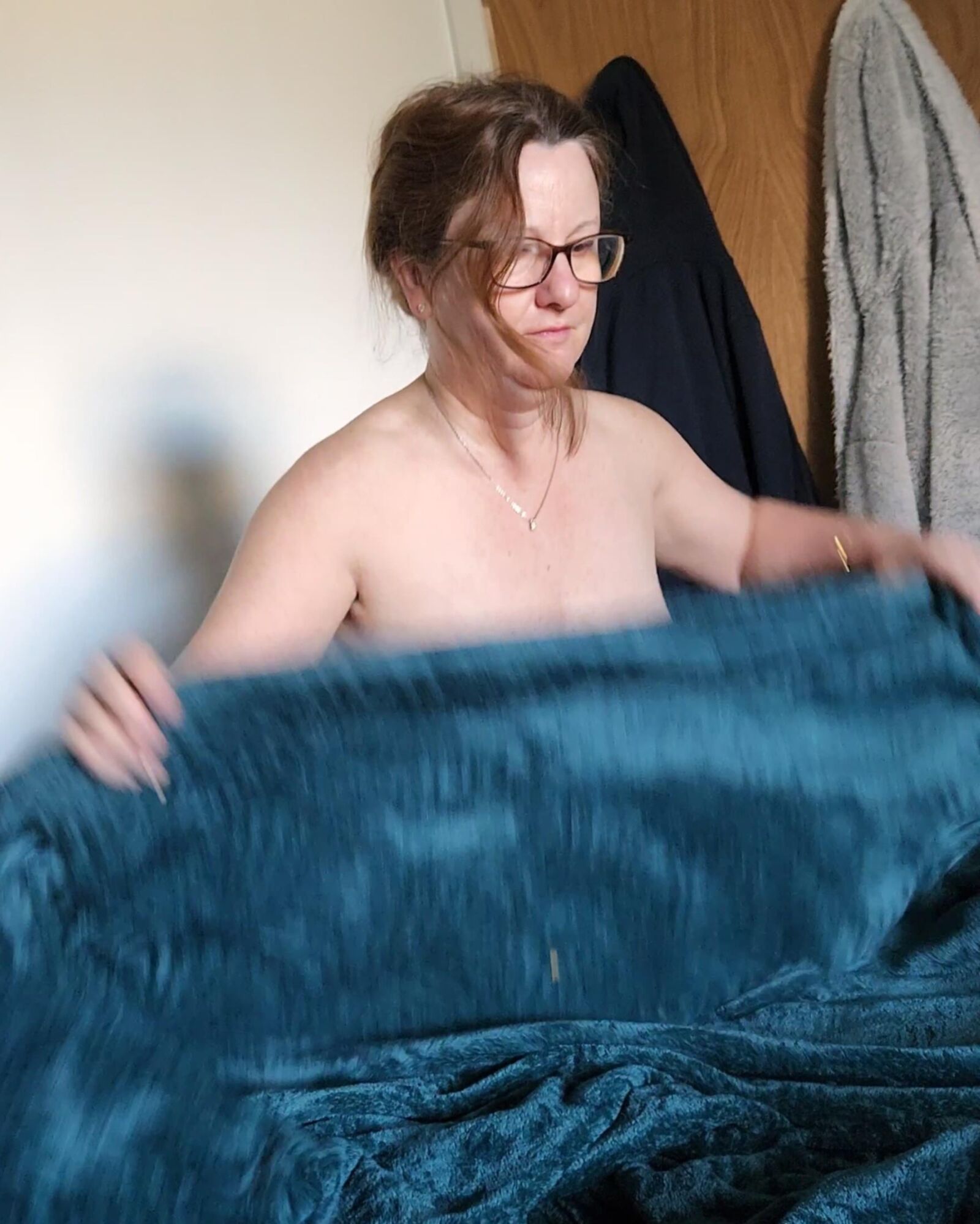 これらの写真のいずれかが服を着て服を脱いで再投稿したいですか？
