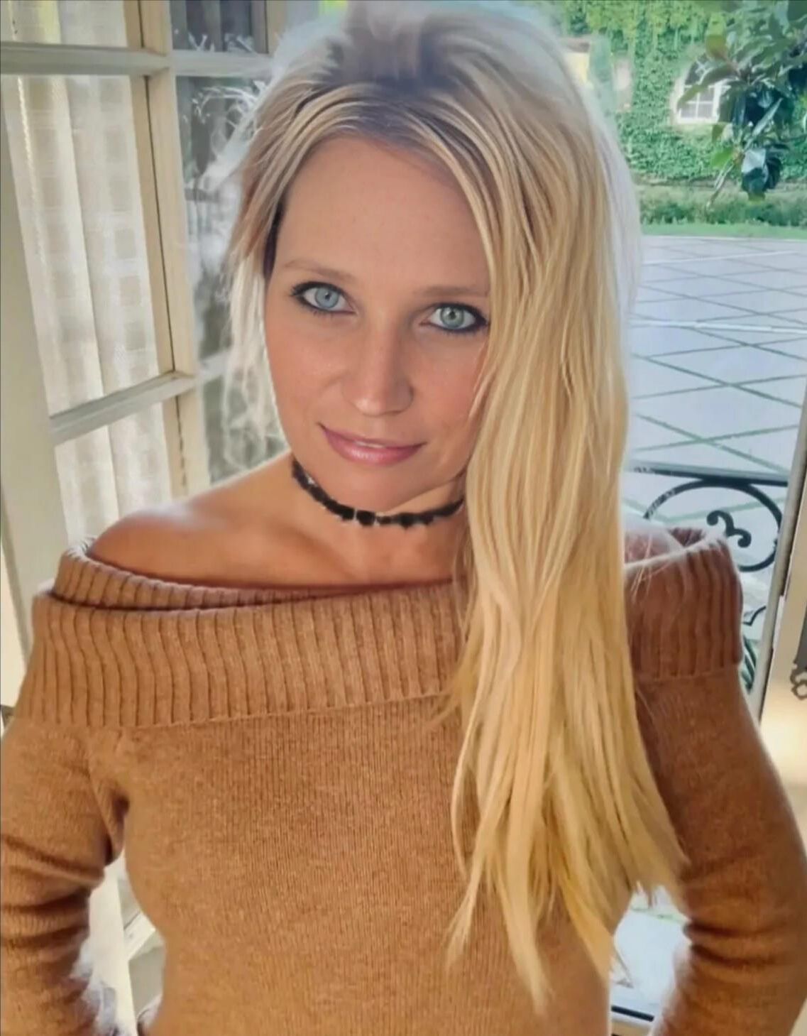 Leslie Hot Sexy Blonde