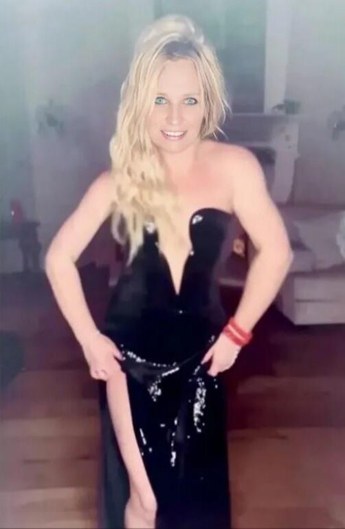 Leslie Hot Sexy Blonde