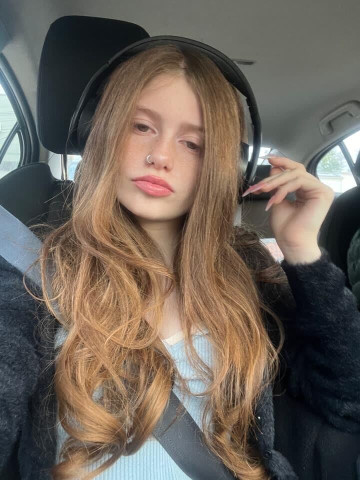 Симпатичная шлюха Кейли любит хвастаться на снимке