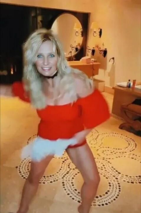 Leslie Hot Sexy Blonde