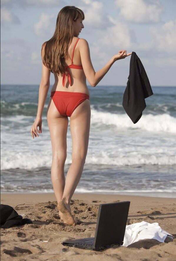Bikini d'entraînement non nude d'image nue