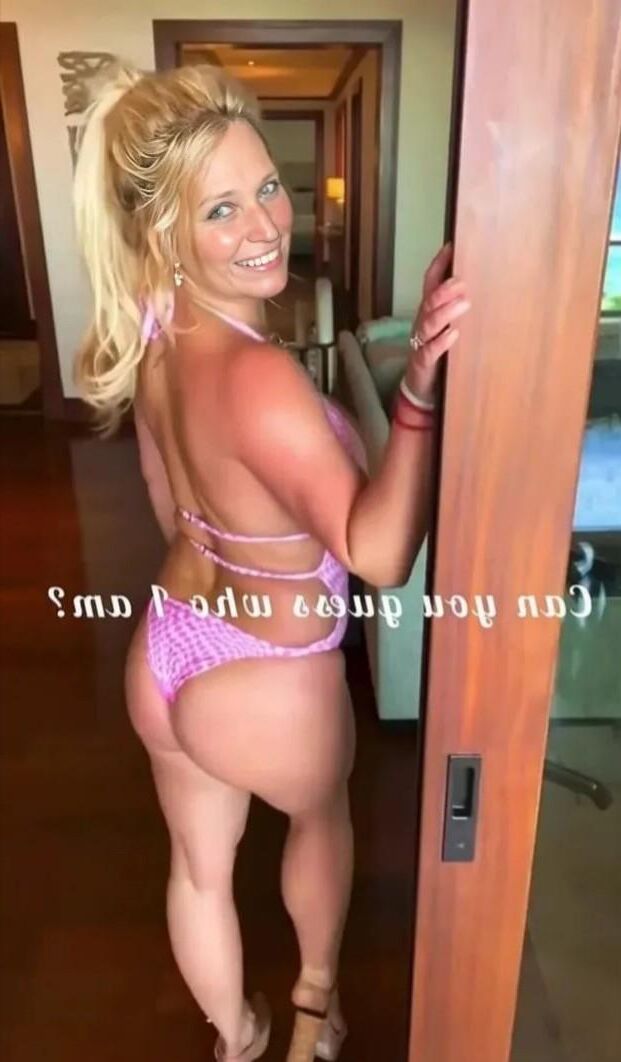Leslie Hot Sexy Blonde