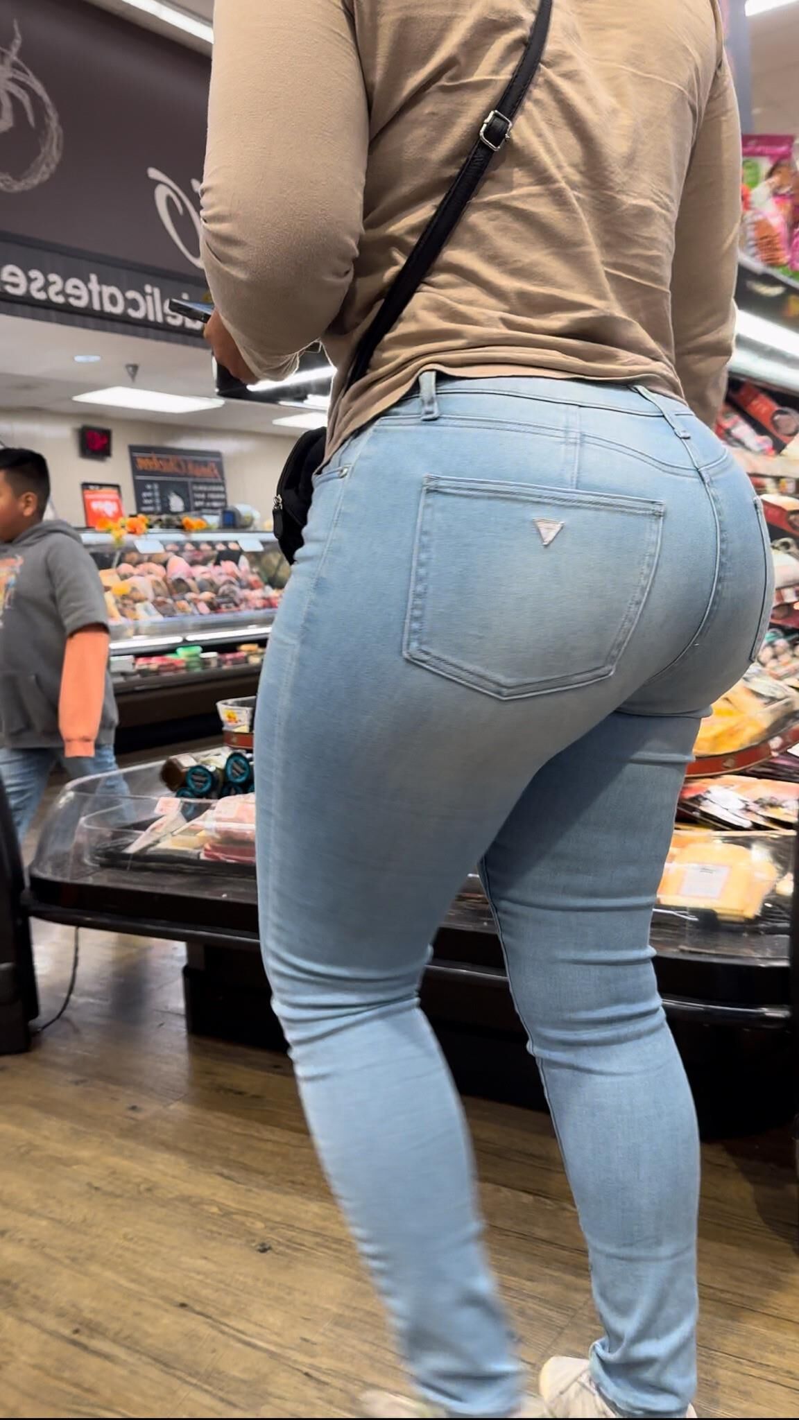 率直な厚いセクシーなドミニカのお尻タイトジーンズ