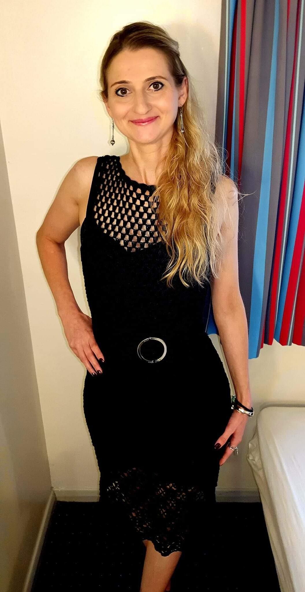 Les petits seins d'Emma me donnent une éjaculation prématurée!