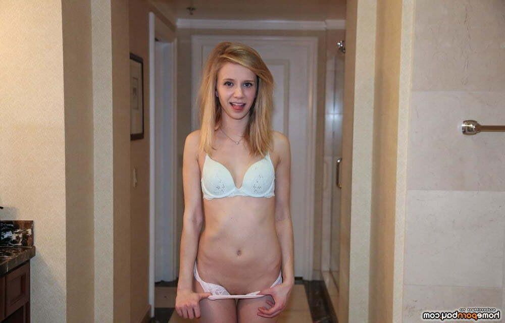 Ama maigre minuscule blonde en soutien-gorge bleu