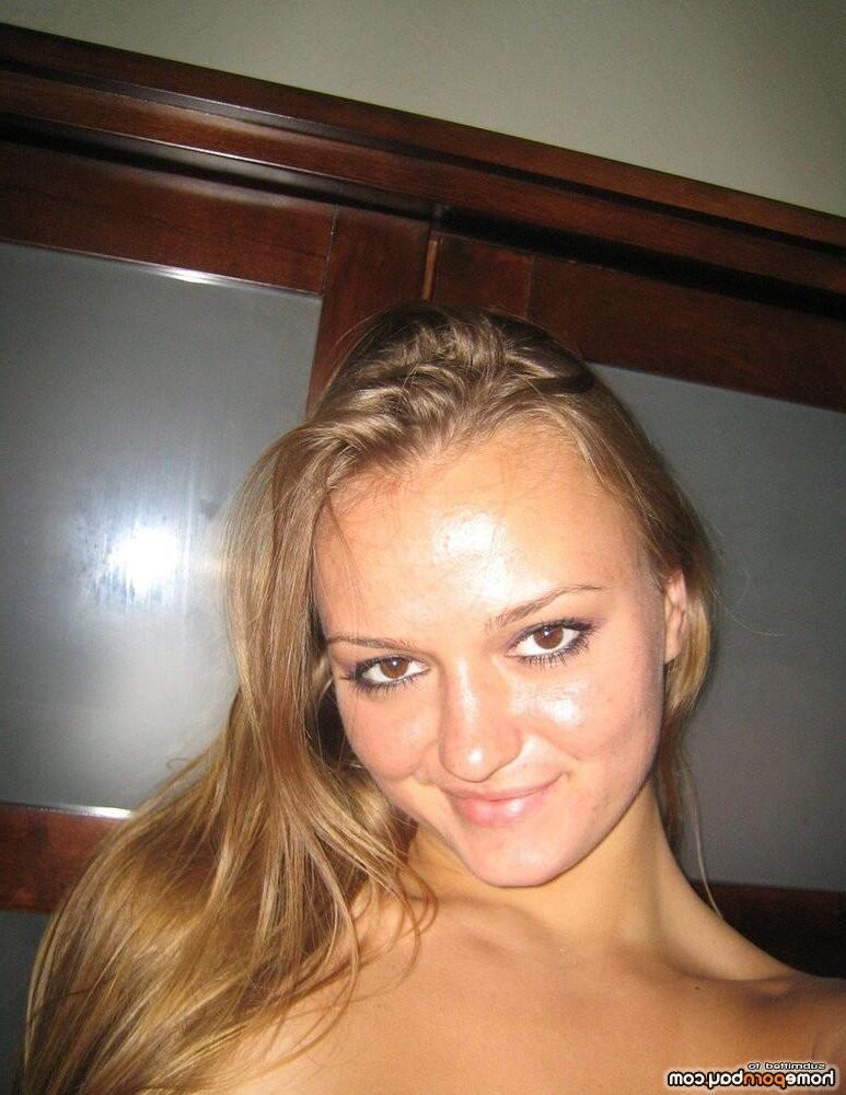 Petite amie de baignade tanline