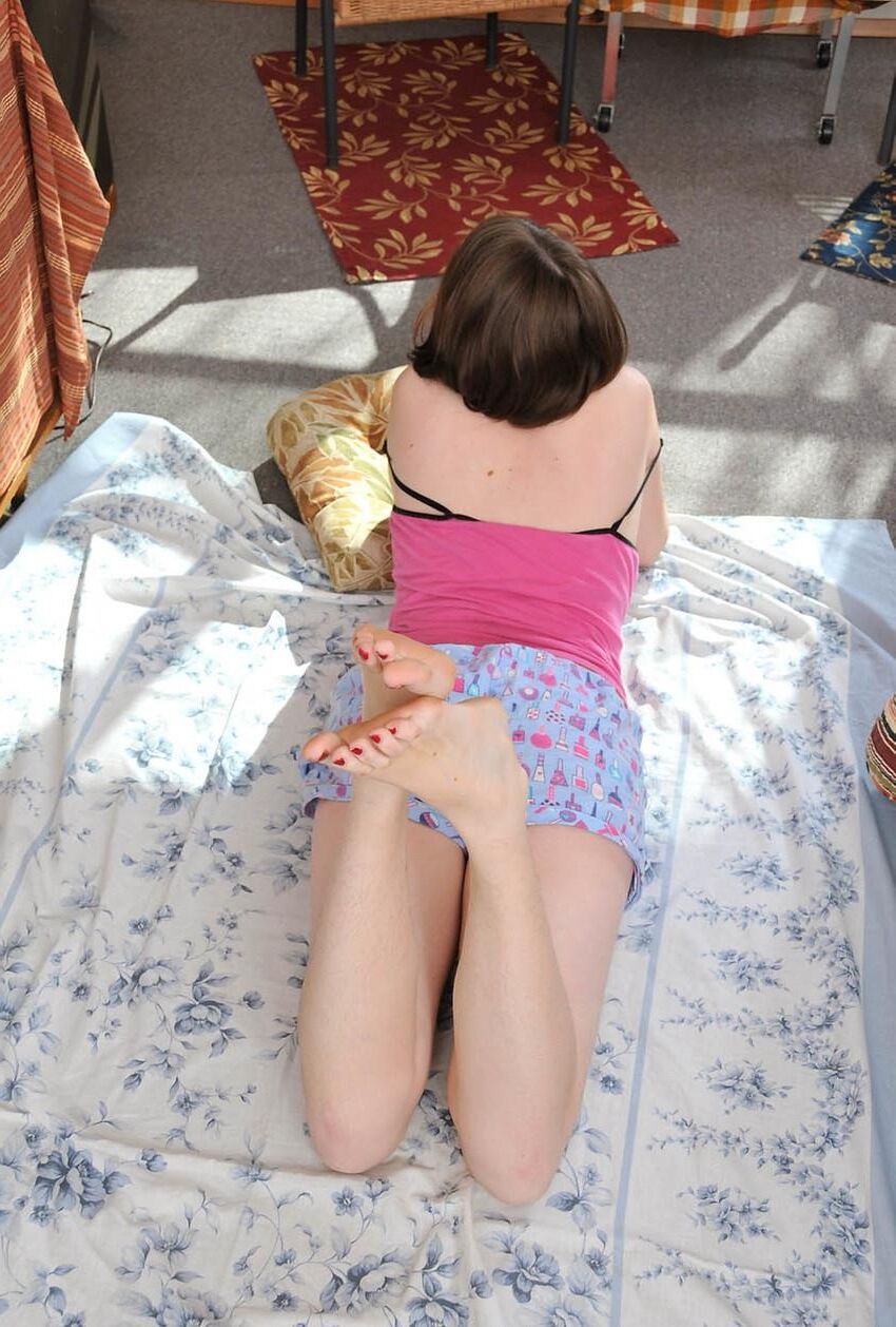 Magnifique adolescent pâle mince avec une chatte poilue Athéna