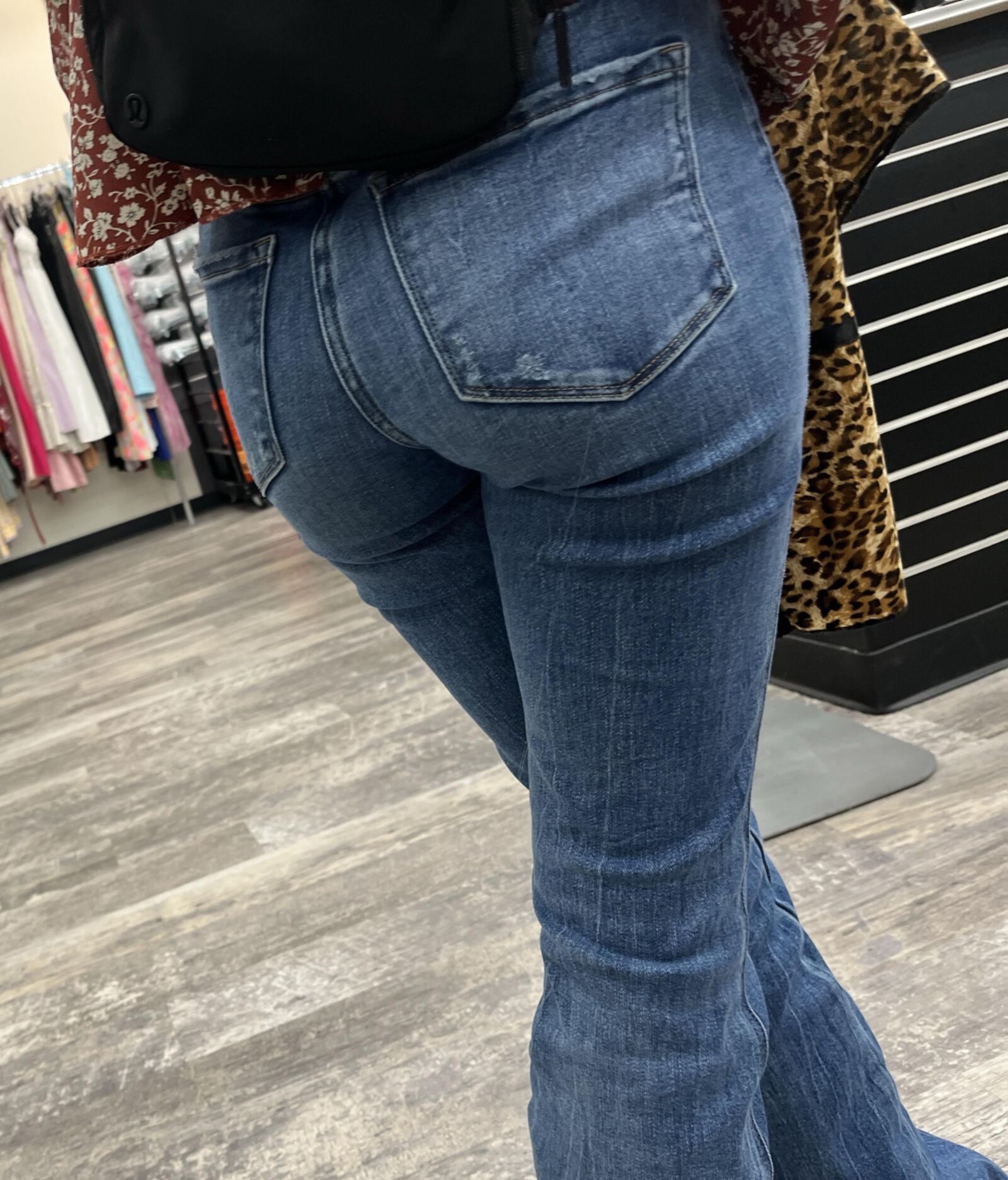 juste soufflé une charge ses joues de cul sont si parfaites