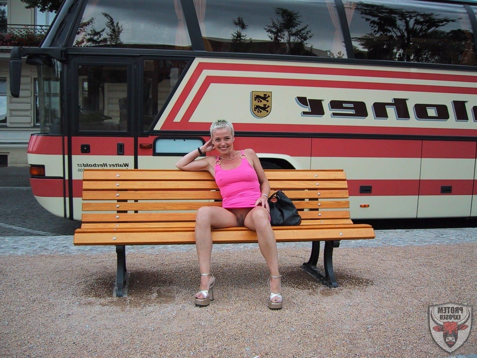 Fille blonde en rose va commando
