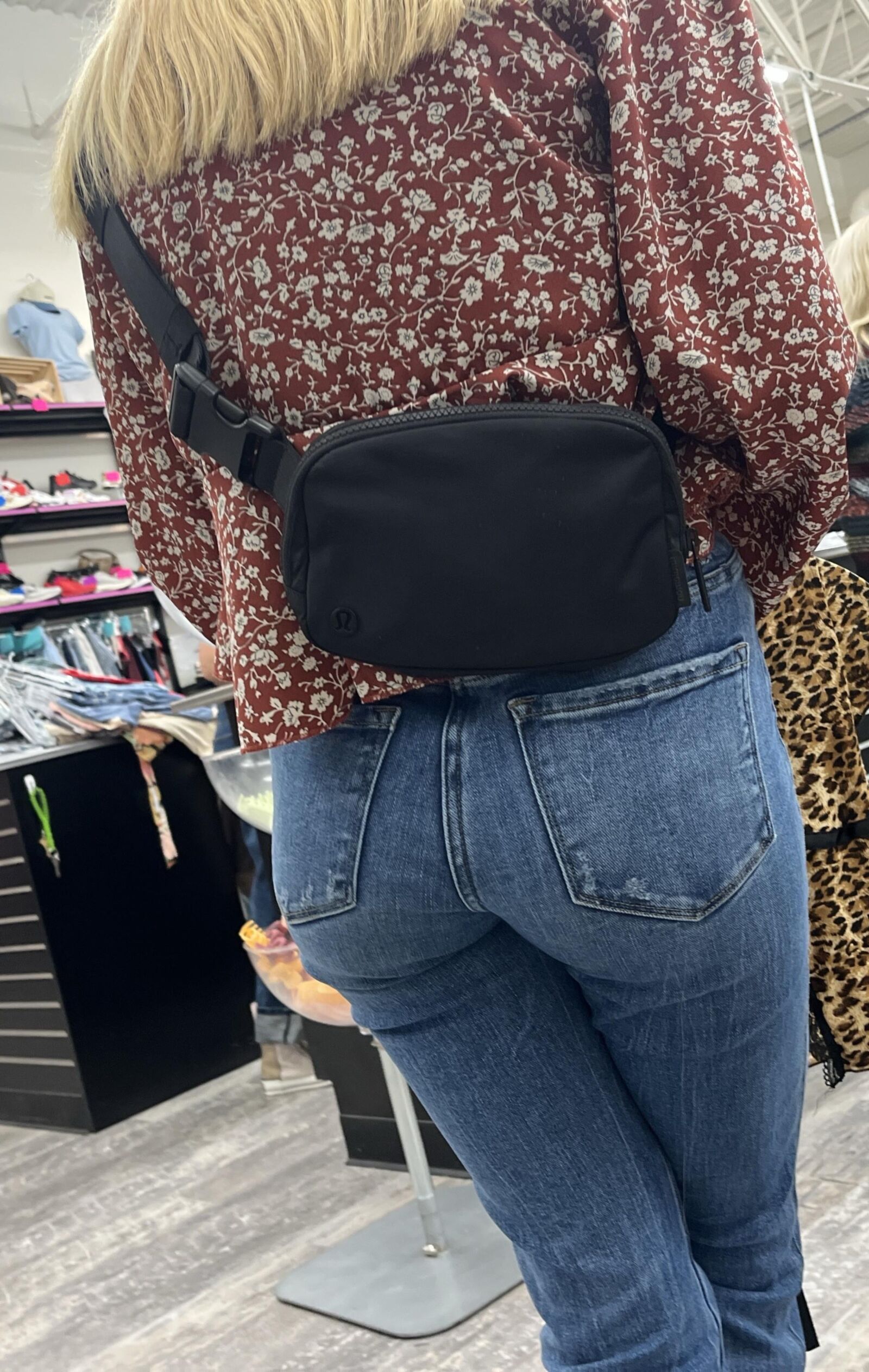 juste soufflé une charge ses joues de cul sont si parfaites