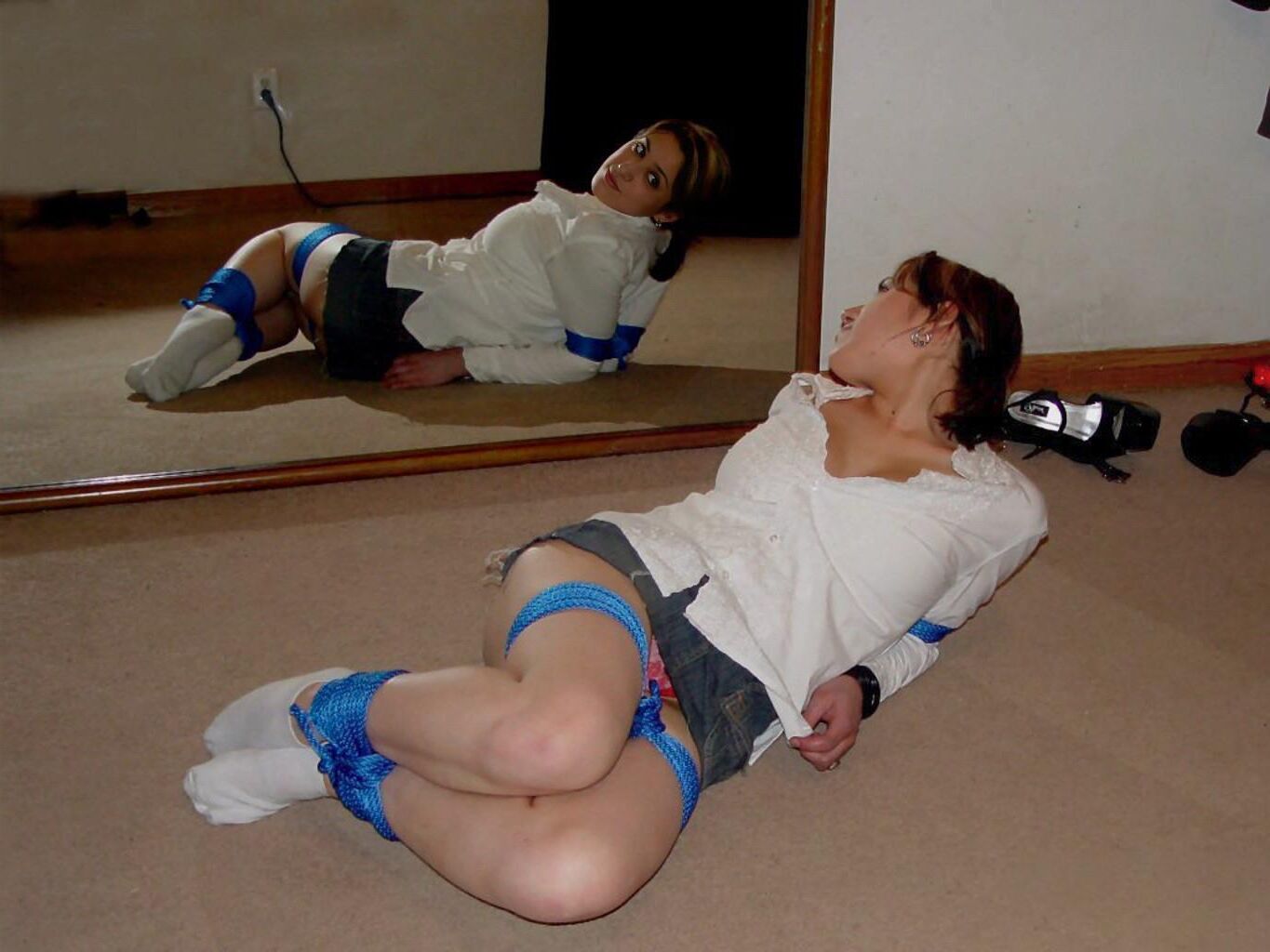 Sophie se regarde attachée devant un miroir