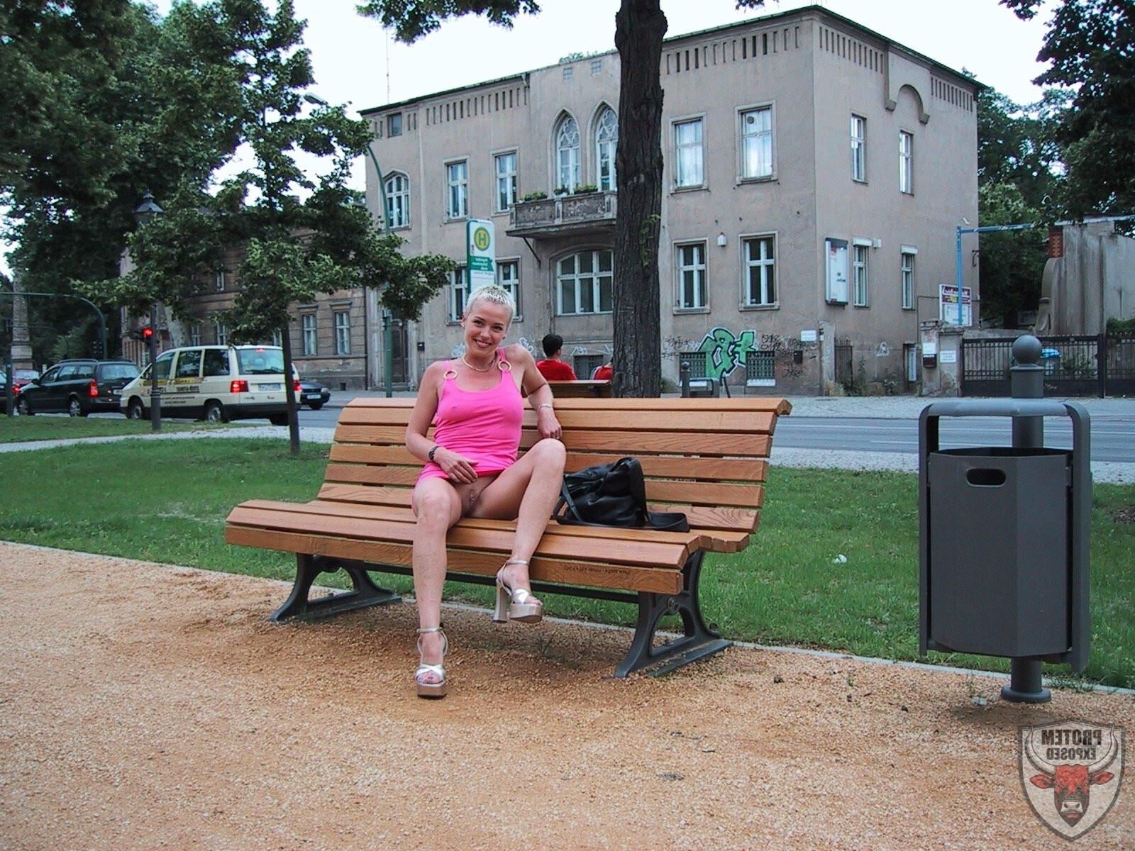 Fille blonde en rose va commando