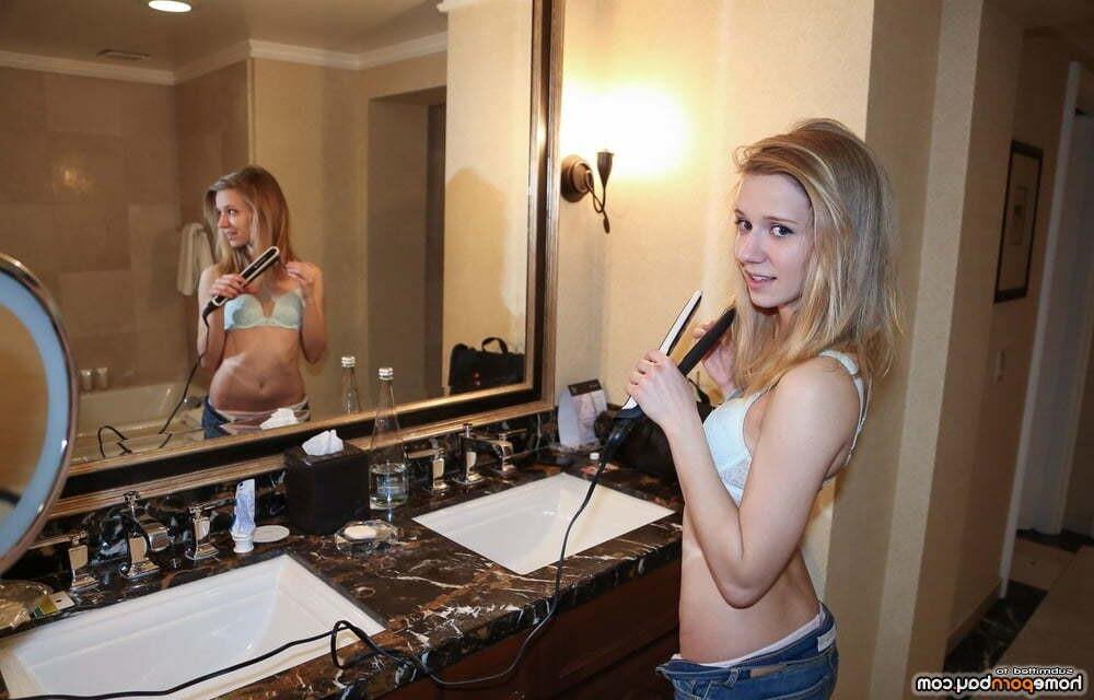 Ama maigre minuscule blonde en soutien-gorge bleu