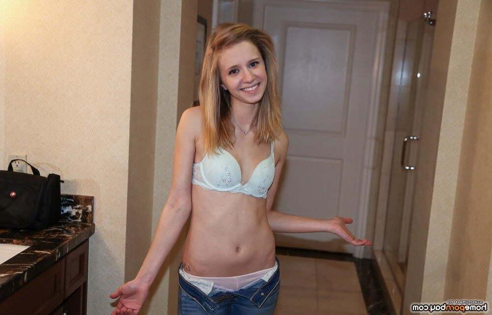 Ama maigre minuscule blonde en soutien-gorge bleu