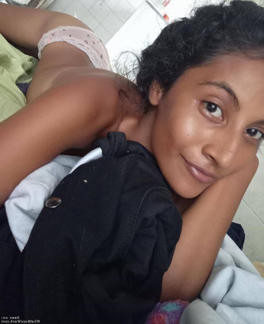 Skinny Latina Rossana B. Salope nette exposée