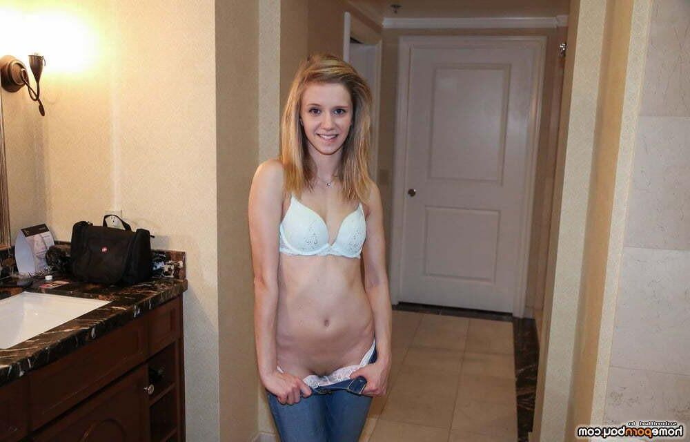 Ama maigre minuscule blonde en soutien-gorge bleu