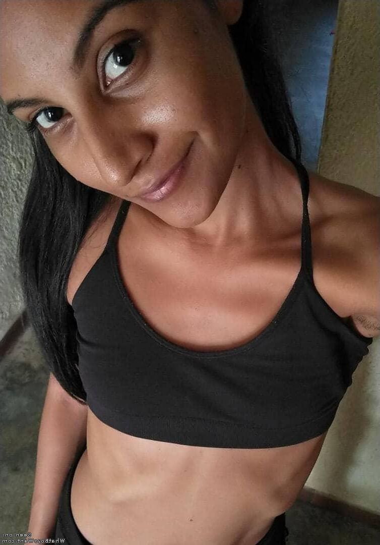 Skinny Latina Rossana B. Salope nette exposée