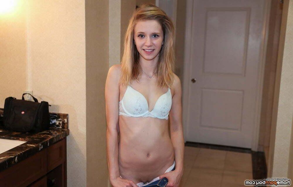 Ama maigre minuscule blonde en soutien-gorge bleu