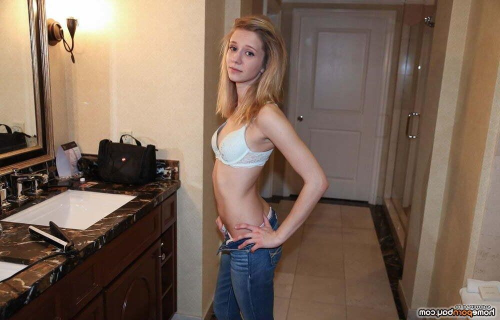 Ama maigre minuscule blonde en soutien-gorge bleu