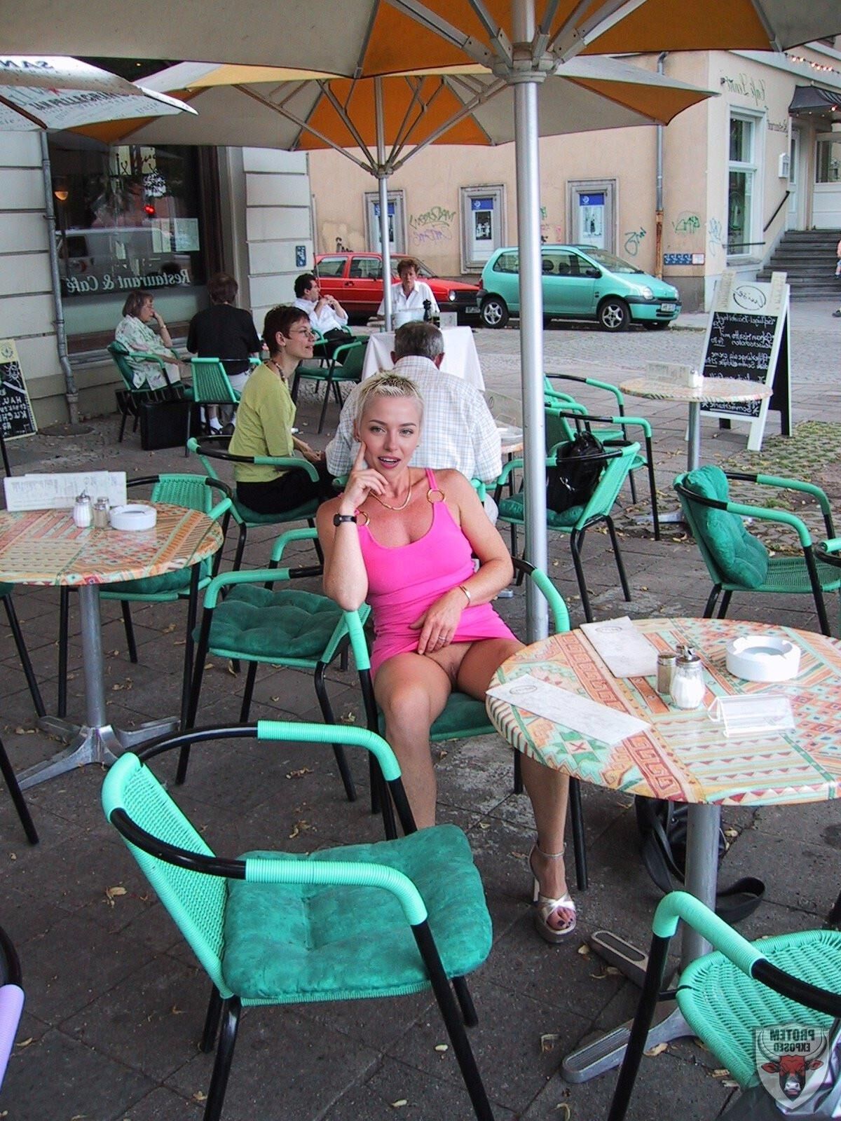 Fille blonde en rose va commando