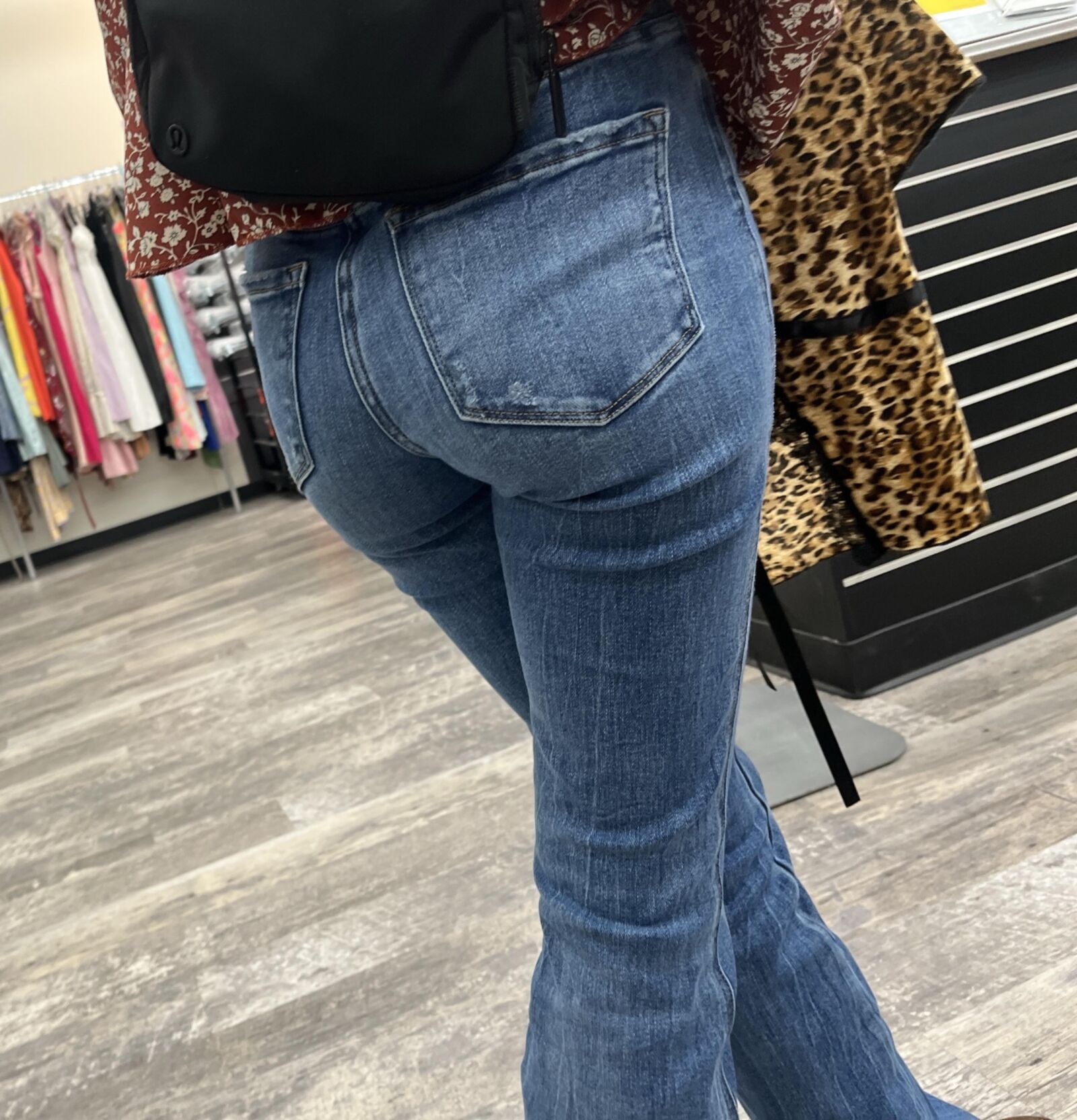 juste soufflé une charge ses joues de cul sont si parfaites