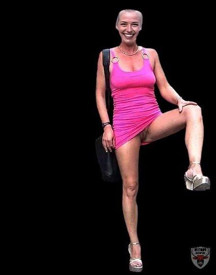 Fille blonde en rose va commando