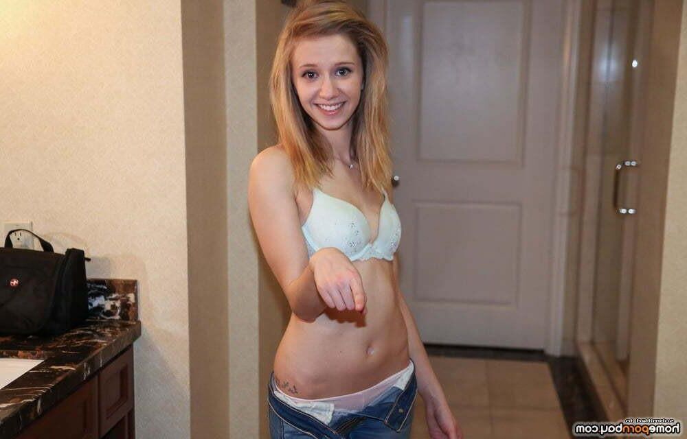 Ama maigre minuscule blonde en soutien-gorge bleu
